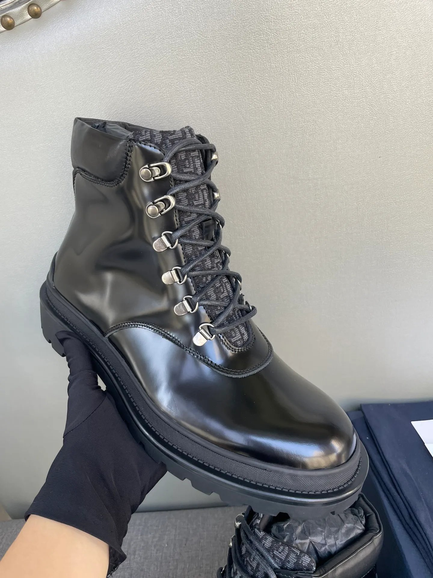 [DIOR] Top P: 1000💰 Number of yards: 39~44 (38.45 custom-made, non-refundable) Dior Dior~ Winter series, original 1:1 development Casual men's leather shoes Heavy investment, shoes and boots are made of imported cowhide + imported Dior special fabric Not easy to deform black cowhide lining Dior large hardware inlay Original TPU vacuum outsole, black cowhide Black open edge beads Military green suede Black suede Khaki suede leather is crafted by a large factory, and the perfect product is only prepared for you who know your taste! Any comparisons are welcome.
